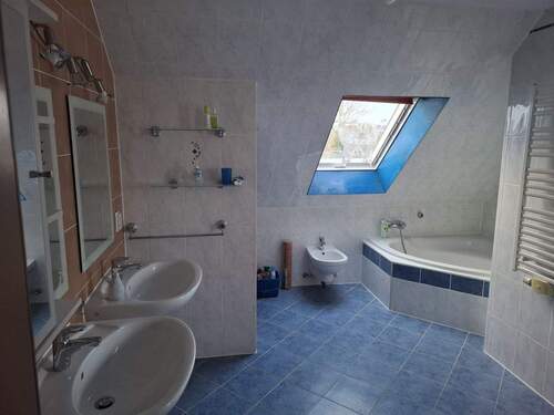 Badezimmer OG Blick von der Tür aus - 