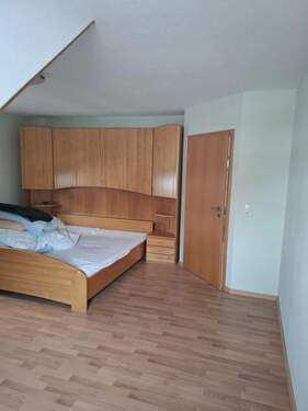 Schlafzimmer OG Blick vom Fenster ins Zimmer - 