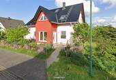 Hausansicht Front - Wohnen nahe der Ostsee: Charmantes, komfortables Einfamilienhaus mit Dachterrasse, Garten & Ausbaureserve 