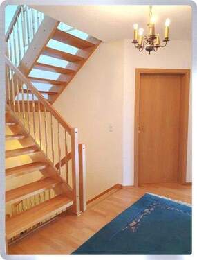 Treppenhaus mit Vollholztreppe - 
