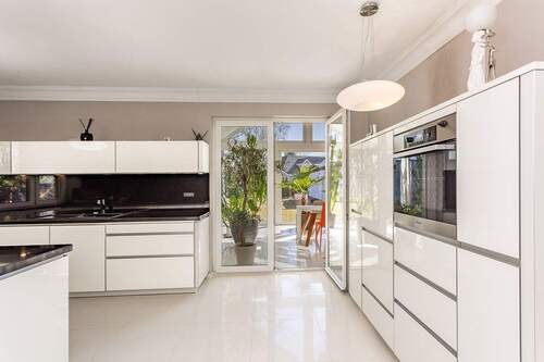 Küche mit Übergang in den Wintergarten - 