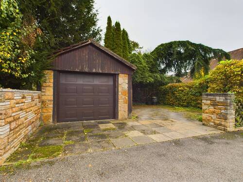 Garage und Außenstellplatz - 