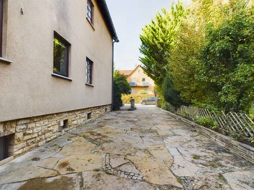 Hauseinfahrt - Mehrfamilienhaus, Wohnhaus mit 260,00 m² in Stuttgart zum Kaufen