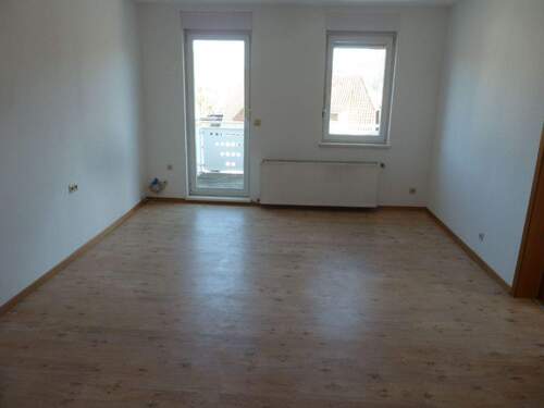 Wohnzimmer - Ansprechende 3 Zimmer Wohnung mit EBK, Balkon und Garten