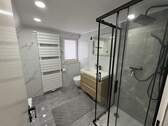 Badezimmer mit Dusche - 