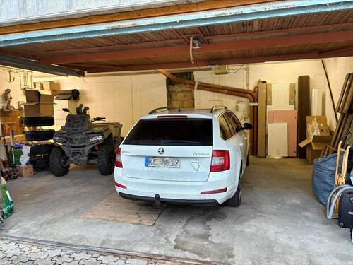 Doppelgarage mit Platz für ein weiteres Fahrzeug - 