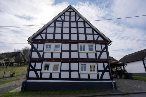 Fassade - 9 Zimmer Einfamilienhaus in Siegen