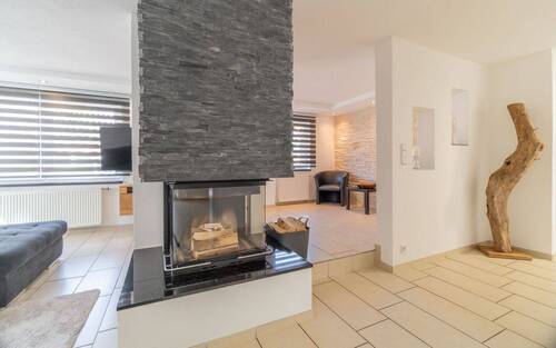 Wohnbereich mit Kaminofen - 8 Zimmer Einfamilienhaus in Unterkirnach