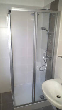 Bad mit Dusche neu 2022 - 