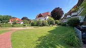 Grünfläche und kleiner Spielplatz - 
