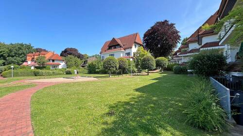 Grünfläche und kleiner Spielplatz - 