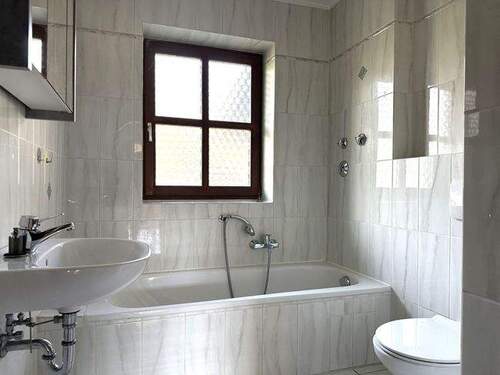  Bad EG mit Wanne und Dusche - 