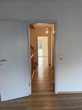 Flur OG Blick aus Schlafzimmer - 