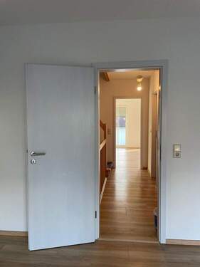 Flur OG Blick aus Kinderzimmer - 