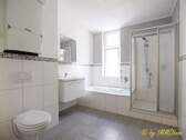 Bad mit Wanne und Dusche - 
