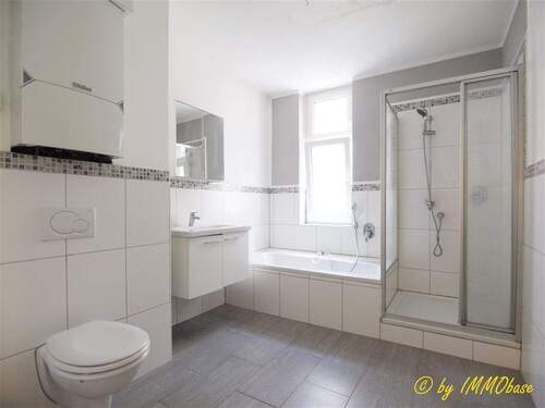 Bad mit Wanne und Dusche - 