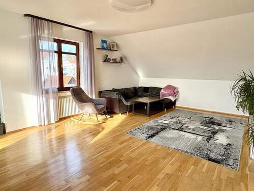 Wohnzimmer Dachgeschoss - 1 Zimmer Mehrfamilienhaus, Wohnhaus in Aulendorf