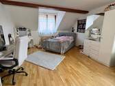 Kinderzimmer Dachgeschoss - Mehrfamilienhaus, Wohnhaus mit 384,00 m&sup2; in Aulendorf zum Kaufen