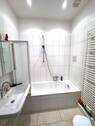 Badezimmer mit Badewanne - 