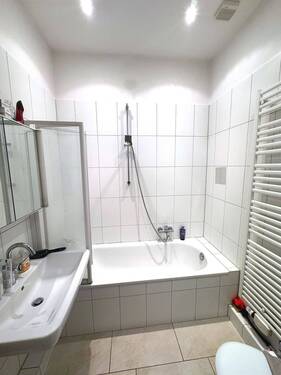 Badezimmer mit Badewanne - 