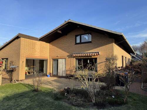 Gartenansicht - 9 Zimmer Einfamilienhaus zum Kaufen in Varel