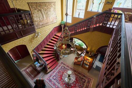 Treppenaufgang mit historischen Leuchtelement - 