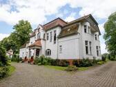 Vorder-Ansicht mit Auffahrt - 1 Zimmer Hotel, Pension, Gasthof in Stechlin