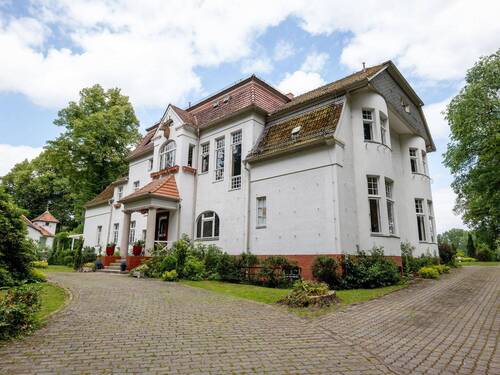 Vorder-Ansicht mit Auffahrt - 1 Zimmer Hotel, Pension, Gasthof in Stechlin