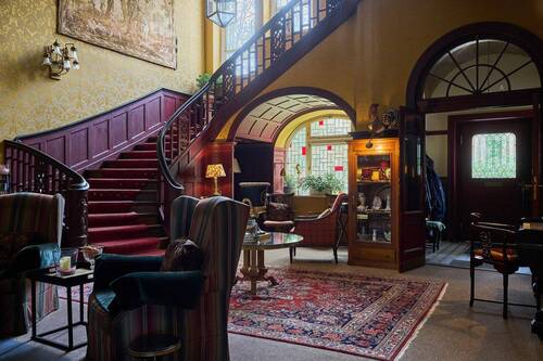 Entrée zur Eingangshalle mit Kamin - 