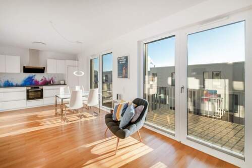 Weitere Ansicht Wohn- und Esszimmer mit Einbauküche - 2 Zimmer Etagenwohnung zum Kaufen in Berlin