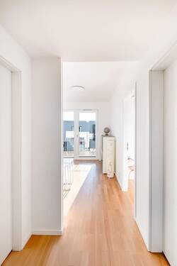 Flur mit Blick ins Wohn- und Esszimmer - 