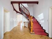 Foyer mit Treppenaufgang - 