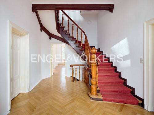 Foyer mit Treppenaufgang - 