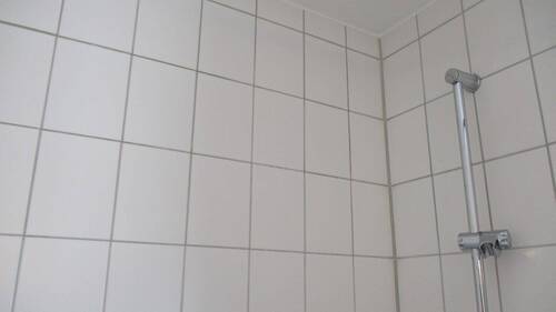 Tageslichtbad weiße Fliesen - 