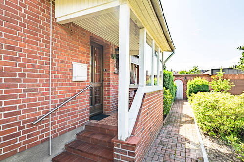 Eingang überdacht - 7 Zimmer Einfamilienhaus in Bardowick