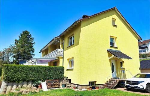 Haus - Doppelhaushälfte mit großem Grundstück und schöner Aussicht