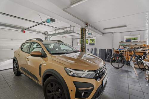 70,61 m² große, geflieste Garage mit zwei elektrischen Zufahrtstoren und direktem Zugang ins Haus - 