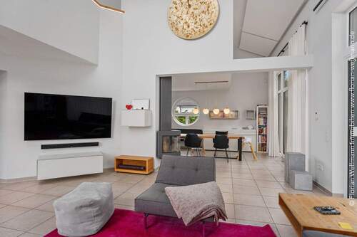 Glattverputzte Innenwände, bodentiefe Fenster und hohe Decken sorgen für ein tolles Raumgefühl - 8 Zimmer Einfamilienhaus in Lübbecke