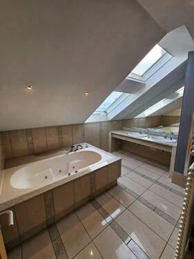 Masterbad mit Wanne und Dusche - 