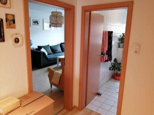 Flur - Wohnzimmer + Bad - 