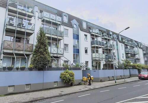 Hausansicht - PROVISIONSFREIE 2-ZIMMER WOHNUNG MIT GROßEM BALKON IN ZENTRALER WOHNLAGE