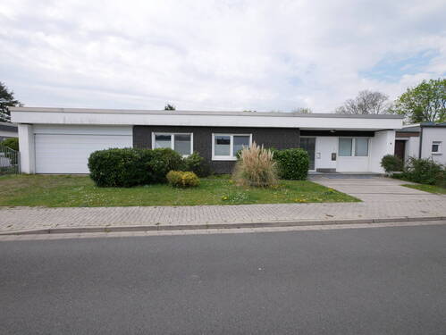 Außenansicht - Wohnen auf einer Ebene: Bungalow mit großem Garten und Doppelgarage in ruhiger Lage von Herten