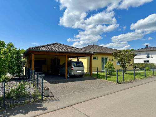 Seitenansicht mit Doppelcarport - 