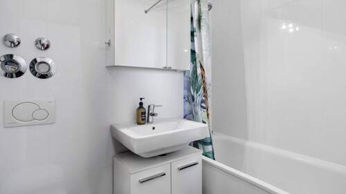 Bad mit Wanne - 