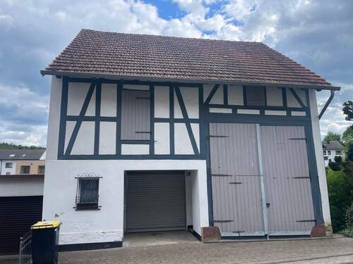 Scheunengebäude mit Garagen - 5 Zimmer Mehrfamilienhaus, Wohnhaus in Helsa