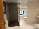 saniertes Tageslichtbadezimmer mit Dusche... - 