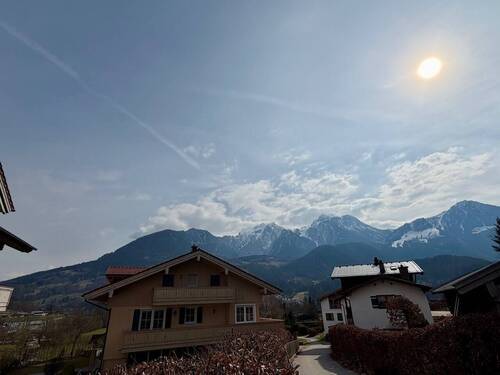 sonnig - mit Bergblick - Traumwohnung mit 'wandernder Sonne' - Luxuriöses Designervollmobiliar & Bergblick