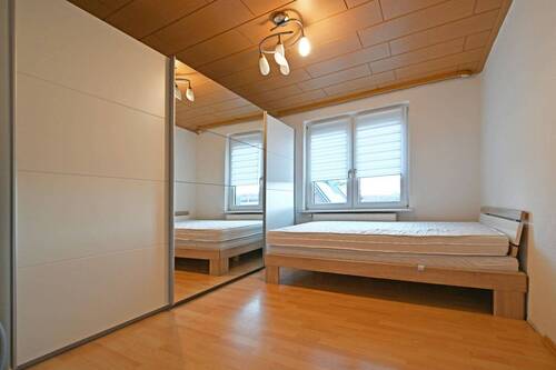 Eines der Zimmer im Obergeschoss - 