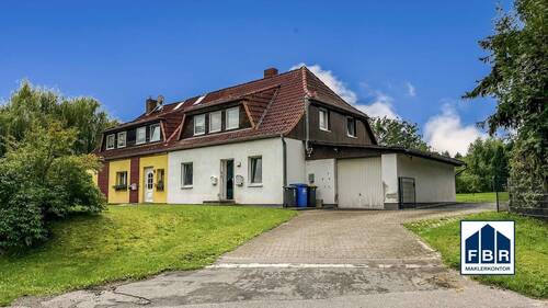 Zufahrt und Frontansicht - 5 Zimmer Doppelhaushälfte zum Kaufen in Lübow