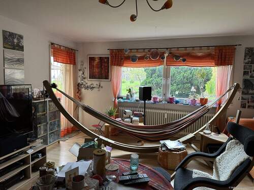 Wohnzimmer, Blick zur Balkontür - 3 Zimmer Etagenwohnung zur Miete in Eschborn